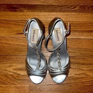 Dyeables‎ Silver 3 1/2” Heels size 7